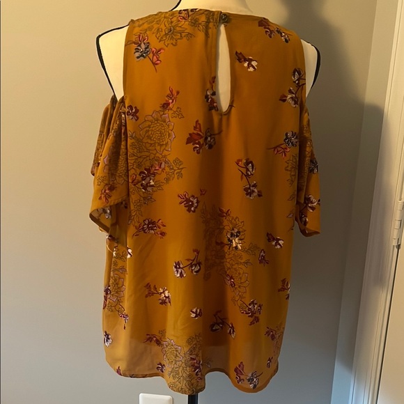 🌹Rewind Gold Asymmetrical Ruffled Blouse - Picture 4 of 8